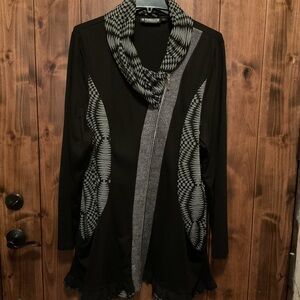 The Pyramid Collection Black and Gray Sweater